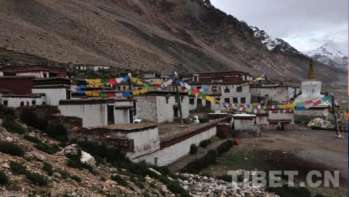 4,世界上海拔最高的寺庙——绒布寺     绒布寺位于西藏自治区日喀则