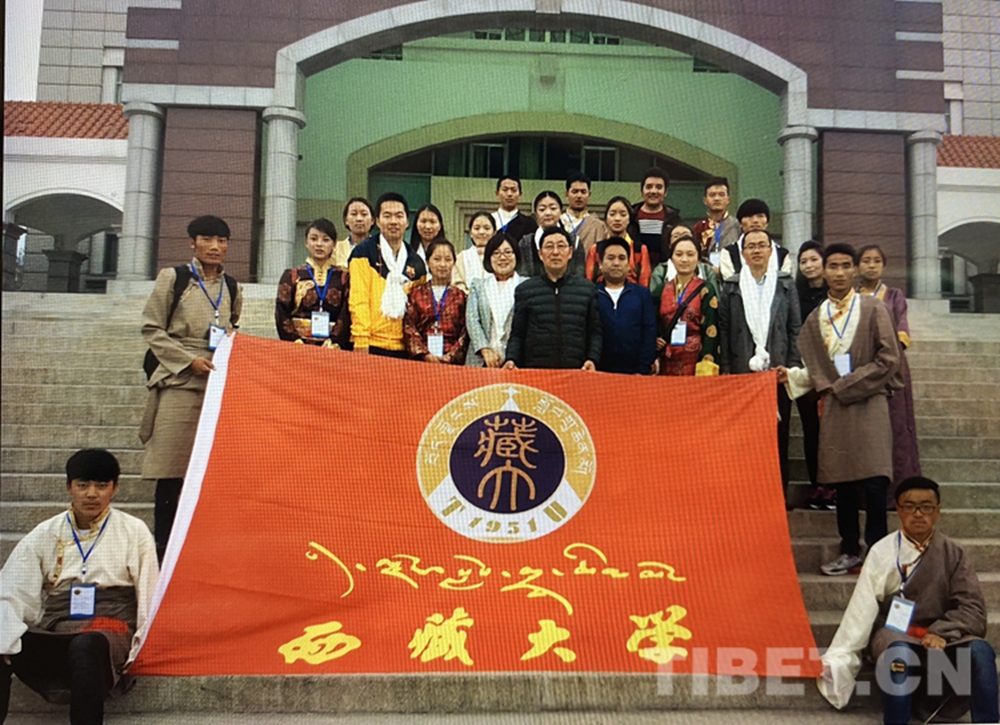 图为旺堆资助西藏大学学生前往内地交流 翻拍:王媛媛