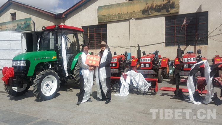 有限公司在萨迦县雄玛乡吉堆村发放农机具 图片由日喀则市工商联提供