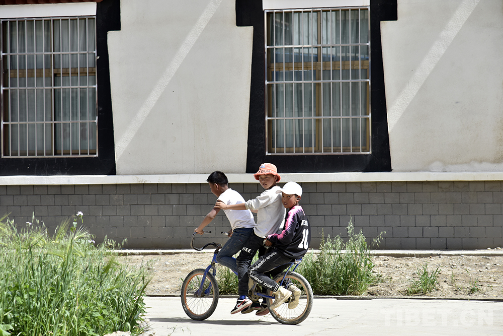 图为西藏自治区日喀则市江孜县江热乡隆桑村里玩耍的小朋友 摄影:王
