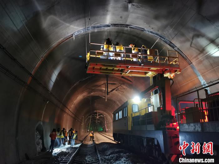 青海锡铁山隧道除冰人:连夜除冰保供电