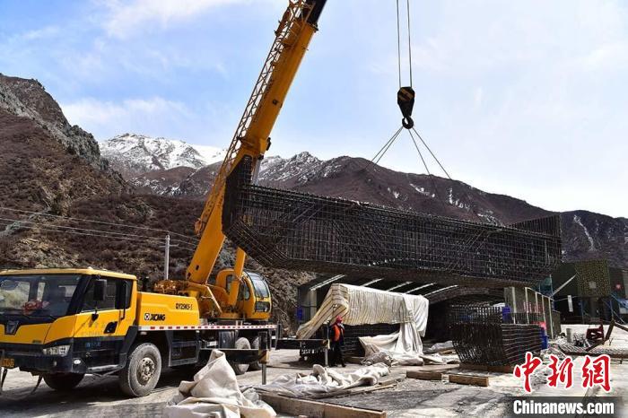 四千米“天路”打隧人掘进祁连山畅连甘青两省