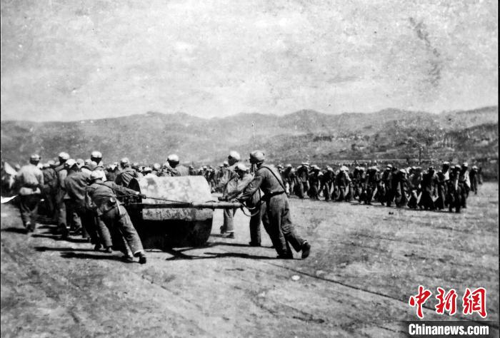 十八军战士修建机场跑道。(历史图片由十八军后代张小康提供,刘炳科翻拍)