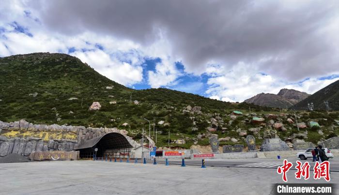 已建成通车的雀儿山隧道。 刘忠俊 摄