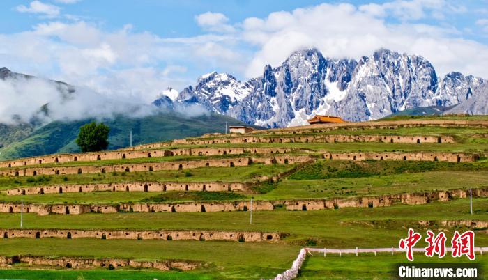 十八军甘孜窑洞群。 刘忠俊 摄