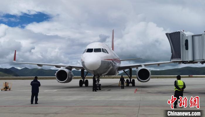 康定机场一架航班降落。 刘忠俊 摄