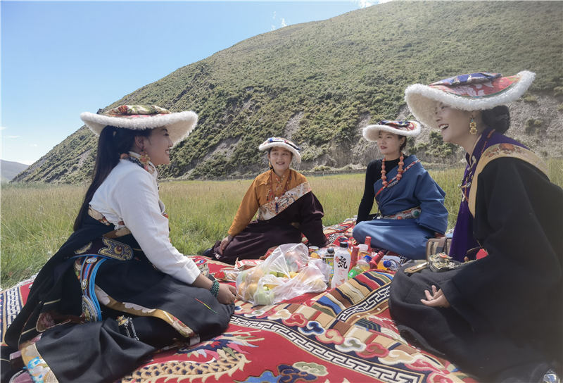 九月初的扎溪卡草原繁花似锦,家住四川省甘孜藏族自治州石渠县宜牛