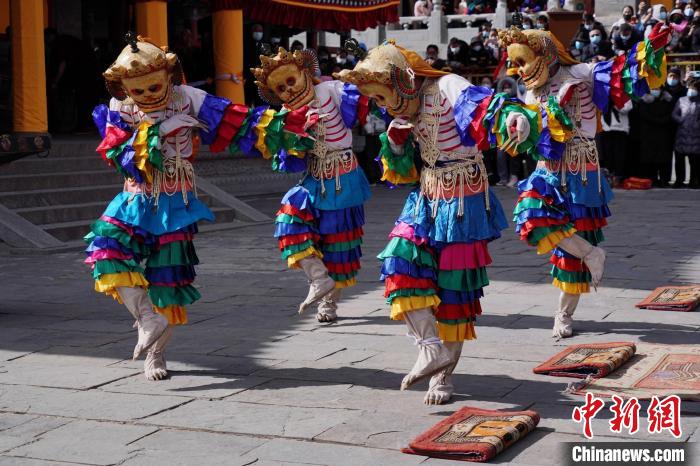 图为塔尔寺僧侣进行“跳欠”仪式。 马铭言 摄