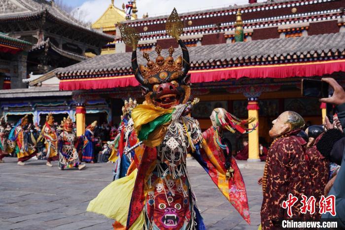 图为塔尔寺僧侣进行“跳欠”仪式。 马铭言 摄