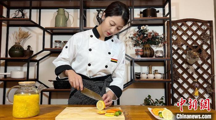 四川:“90后”藏族姑娘钻研藏餐成美食博主吸引粉丝近40万