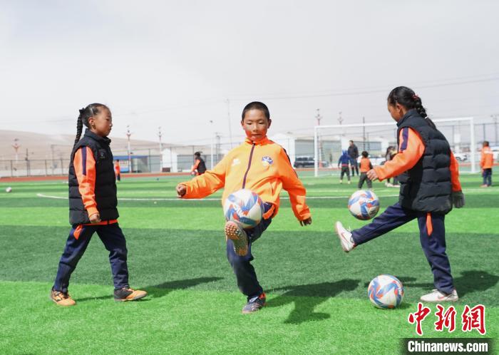 图为孩子们进行颠球训练。　马铭言 摄