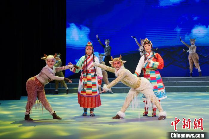 图为原创儿童京歌音乐剧《藏羚羊》演出现场。 马铭言 摄