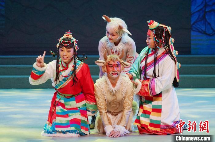 图为原创儿童京歌音乐剧《藏羚羊》演出现场。 马铭言 摄