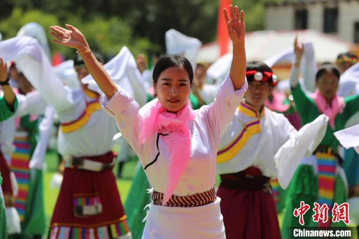 图为则柔表演。　张添福 摄