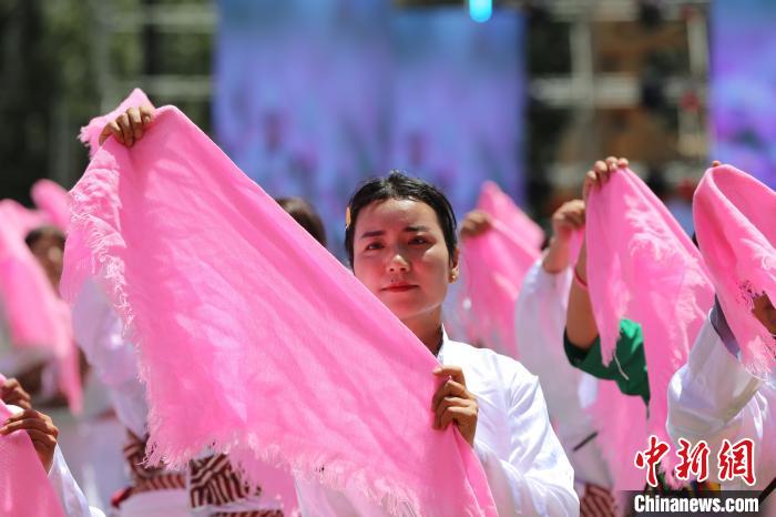 图为则柔表演。　张添福 摄