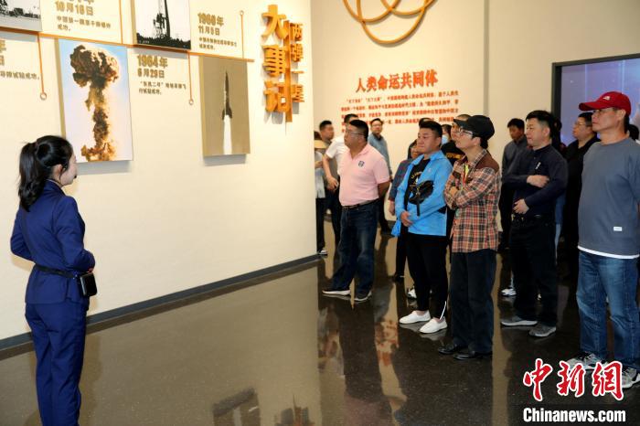 台商走进青海原子城纪念馆