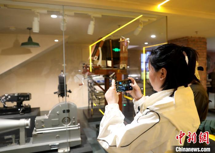 图为台商在原子城纪念馆内拍照。　薛蒂 摄