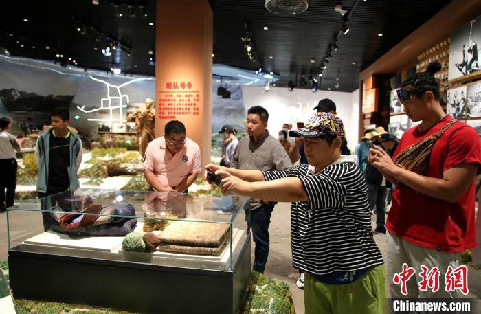 图为台商参观原子城纪念馆。　薛蒂 摄