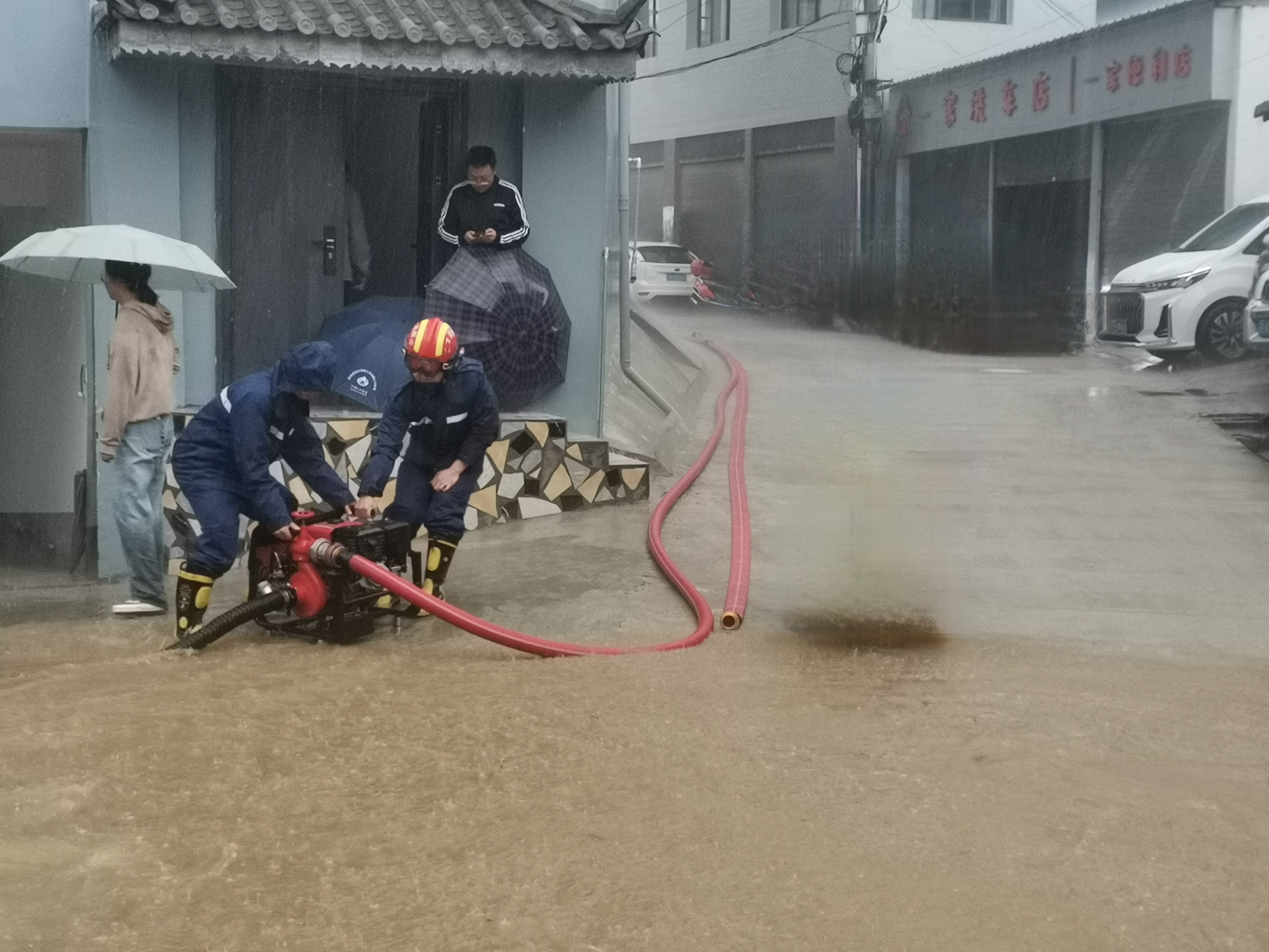 内涝 强降雨引发城市内涝，消防救援紧急多点出动_涉藏动态_手机中国西藏网