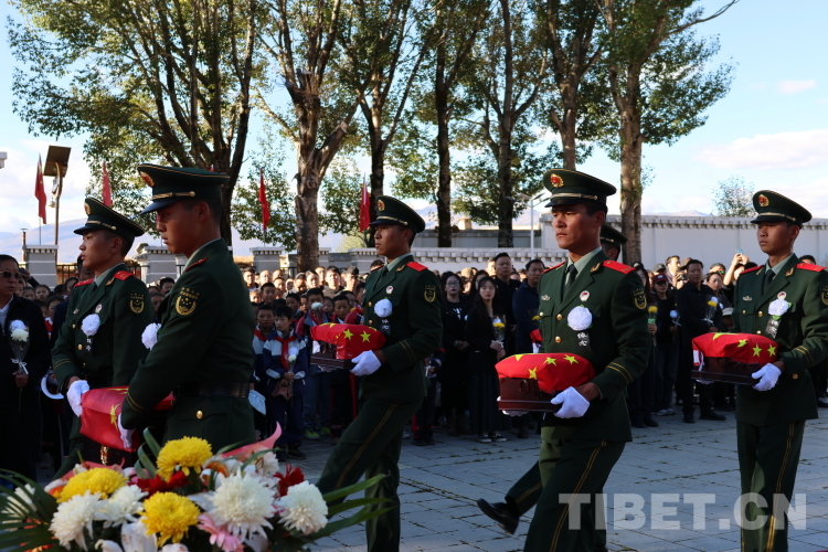 图为武警官兵护送烈士棺椁.JPG
