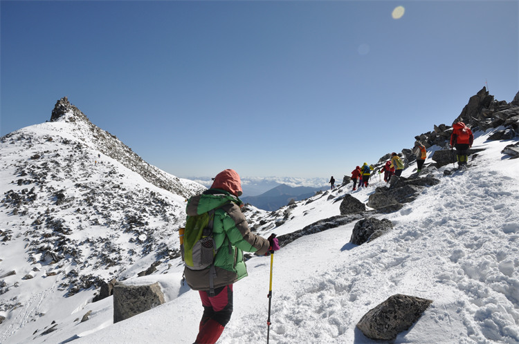 三奥雪山登山。黑水县文广旅局供图