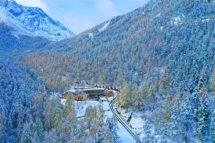 冬季的达古冰川景区。黑水县文广旅局供图