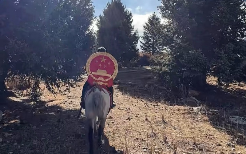 巡回法庭干警背着国徽深入牧区。德格县委宣传部供图