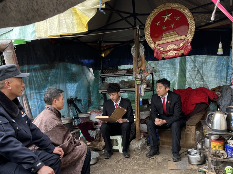 巡回法庭干警到牧民家中提供法律服务。德格县委宣传部供图