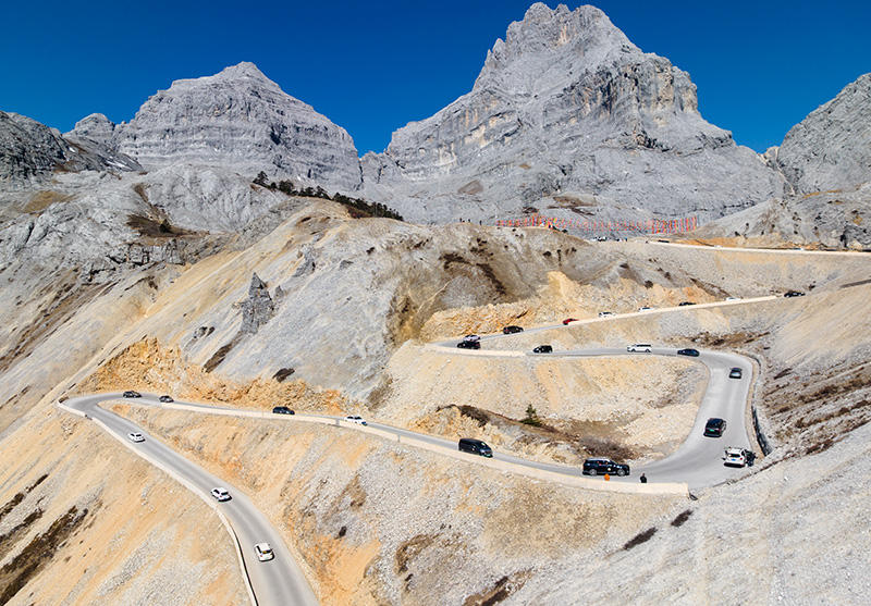 游客自驾体验巴拉格宗景区“天路108”。巴拉格宗景区供图