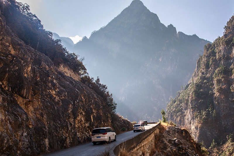游客自驾体验巴拉格宗景区“天路108”。巴拉格宗景区供图
