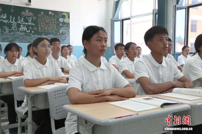 青海海东：果洛海东中学建成启用