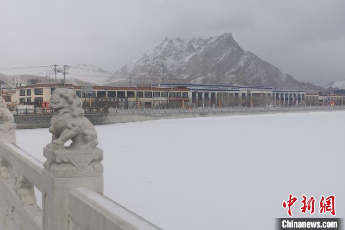 图为2月5日傍晚时分的西藏阿里狮泉河镇雪景。　王世才 摄