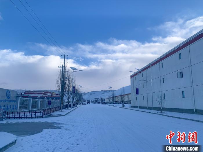 图为西藏札达县街道被积雪覆盖。　强久 摄