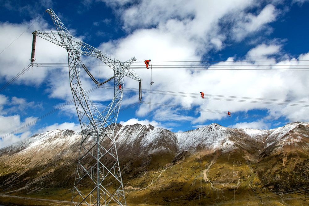 藏中联网工程建设,银线上的“舞者” 。卢忠东摄