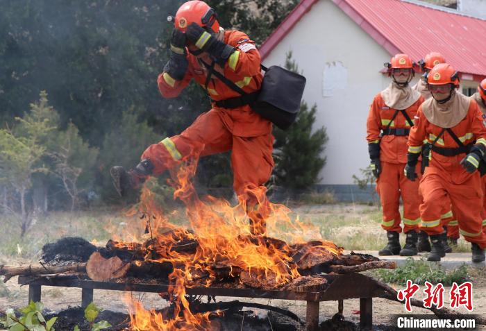 越火墙、穿火林西藏森林消防总队开展火场心理行为训练