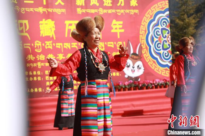 图为藏历新年活动现场。 张力 摄