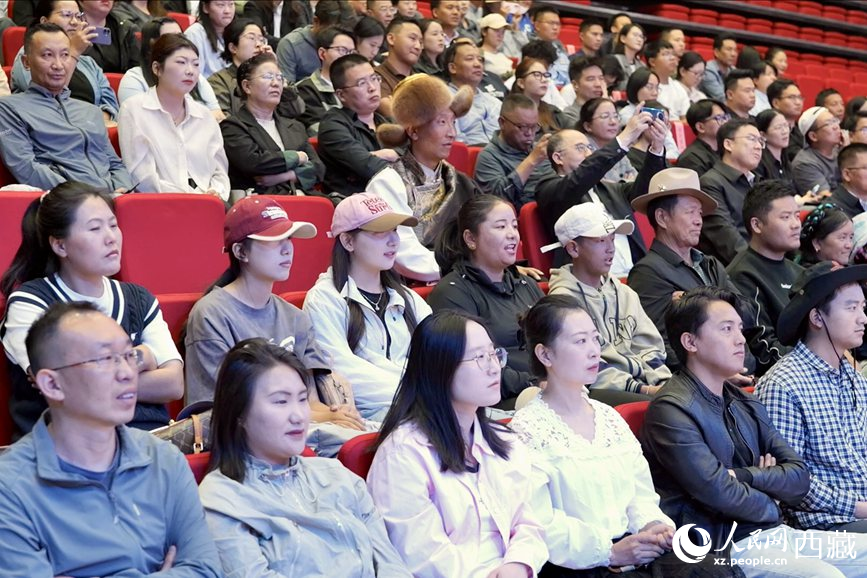 300余名干部职工、群众代表在现场聆听讲座。人民网记者 次仁罗布摄