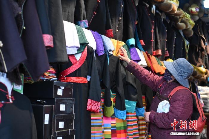 (新春见闻)拉萨藏装热销新年氛围渐浓