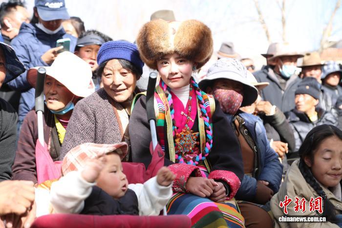 (新春走基层)欢歌笑语迎双节西藏山南新春联欢会热闹开演
