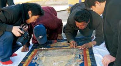 专家们正在仔细察看大慈法王像缂丝唐卡