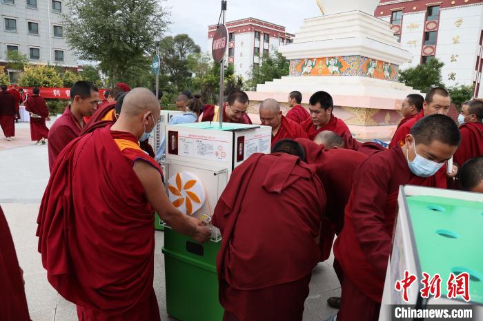 图为青海省藏语系佛学院学生现场体验科普器材。　张晨 摄