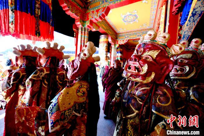 2月19日,楚布寺僧人们佩戴面具准备参加跳神活动。 李林 摄