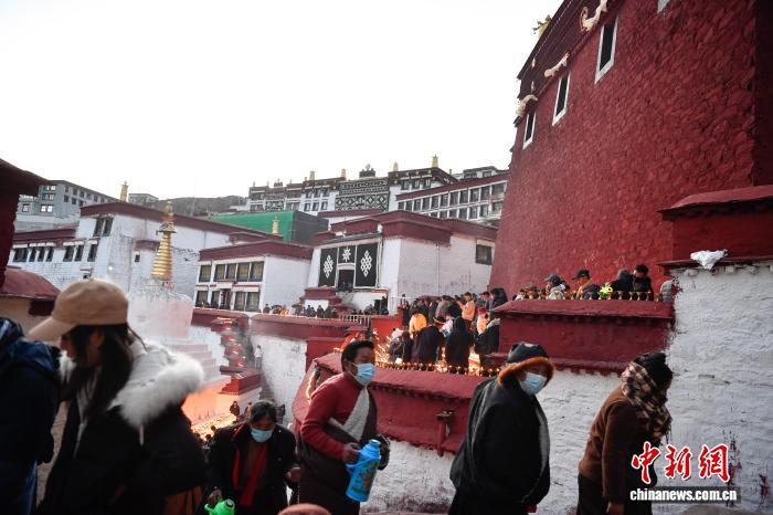 西藏甘丹寺举行燃灯日活动