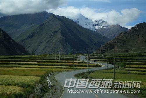 雅拉香布雪山处云雾缭绕 彭月圆 摄