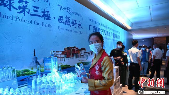 图为7月13日，西藏7家包装饮用水生产企业在广西南宁达成销售意向10.5万吨。　杨志雄 摄