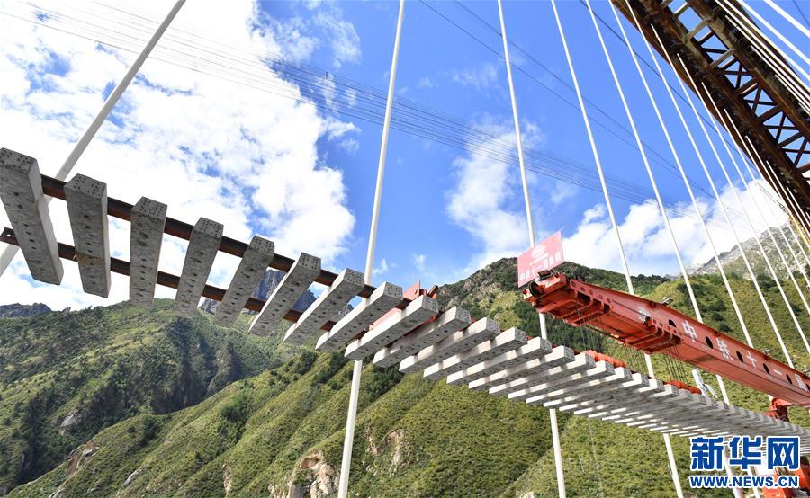 (经济)(1)拉林铁路铺轨至藏木雅鲁藏布江特大桥