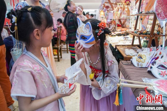 广西南宁:汉服爱好者共度“七夕之夜”