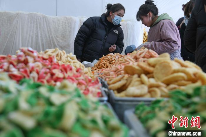 图为拉萨市民选购年货“卡塞”。　贡嘎来松 摄