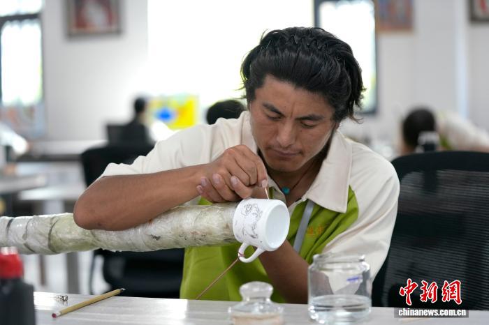 产教融合助推西藏青年创新西藏陶瓷