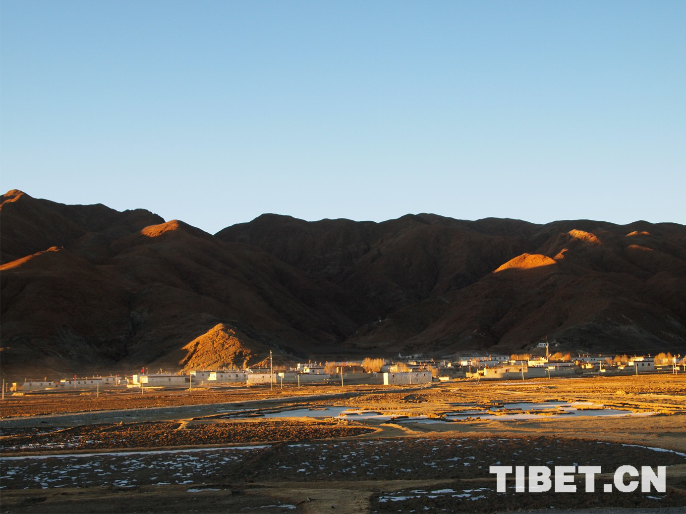 031-111-003-西藏-旦增曲巴-日喀则一座村庄.jpg